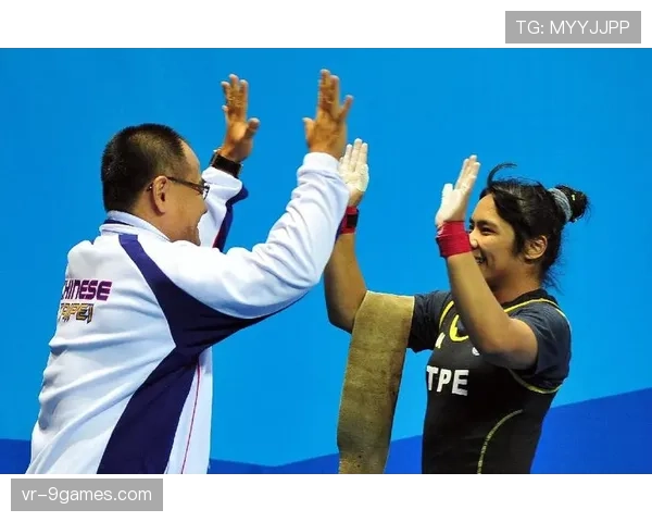 镜头捕捉：场边教练因一次成功的反击配合，与助手激动击掌