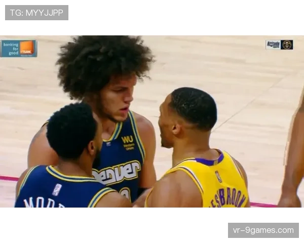 特写:哈兰德与吕迪格对抗后双双倒地,相互拉起身